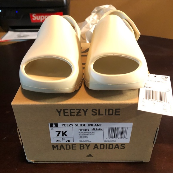 Yeezy Slides “Bone” size 7K - Picture 1 of 5